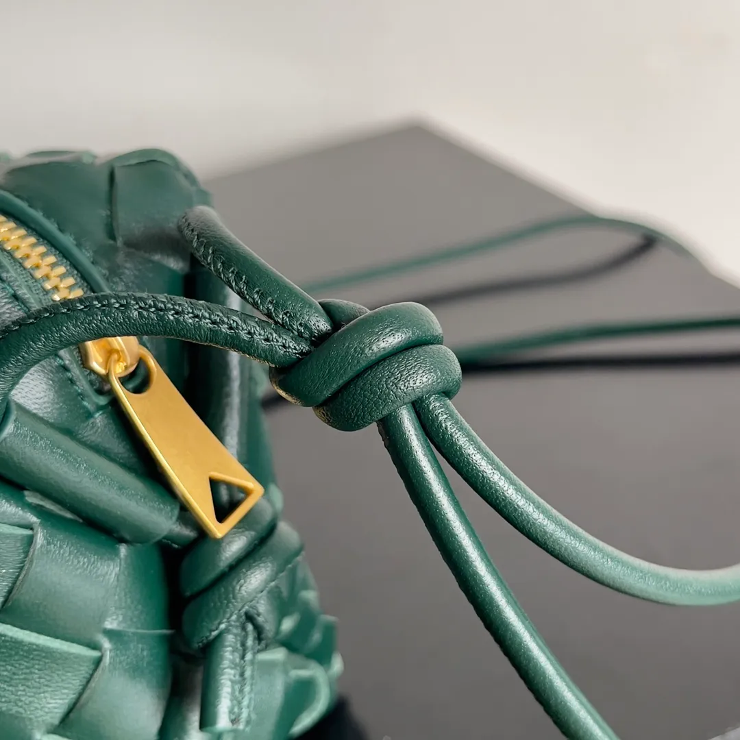 Batch 1560 New version and new color (third generation) 𝗕𝗼𝘁𝘁𝗲𝗴𝗮 𝗩𝗲𝗻𝗲𝘁𝗮———— The latest version of the loop camera bag💥 at the BV King of Cost-Effectiveness counter, large woven texture➕As always, ultra-high-quality lambskin, with zippers and adjustable drawstrings, it is especially suitable for the belly💫It can fit anything, and it is very light in weight. It is suitable for girls of all ages. Size: 17*10*6cm Style number: 723547